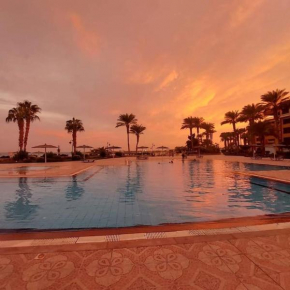 Esplanada flat with free beach